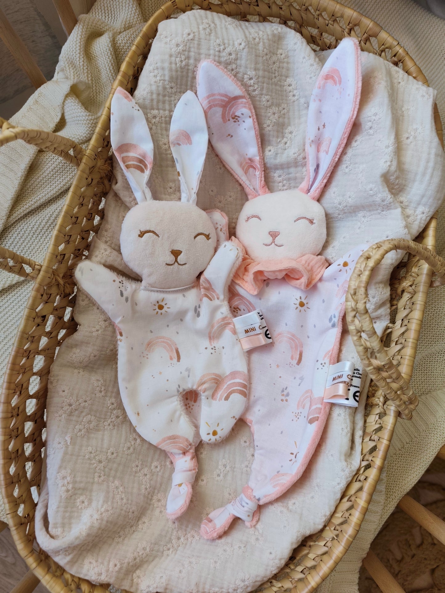 Grand doudou lapin ARC EN CIEL