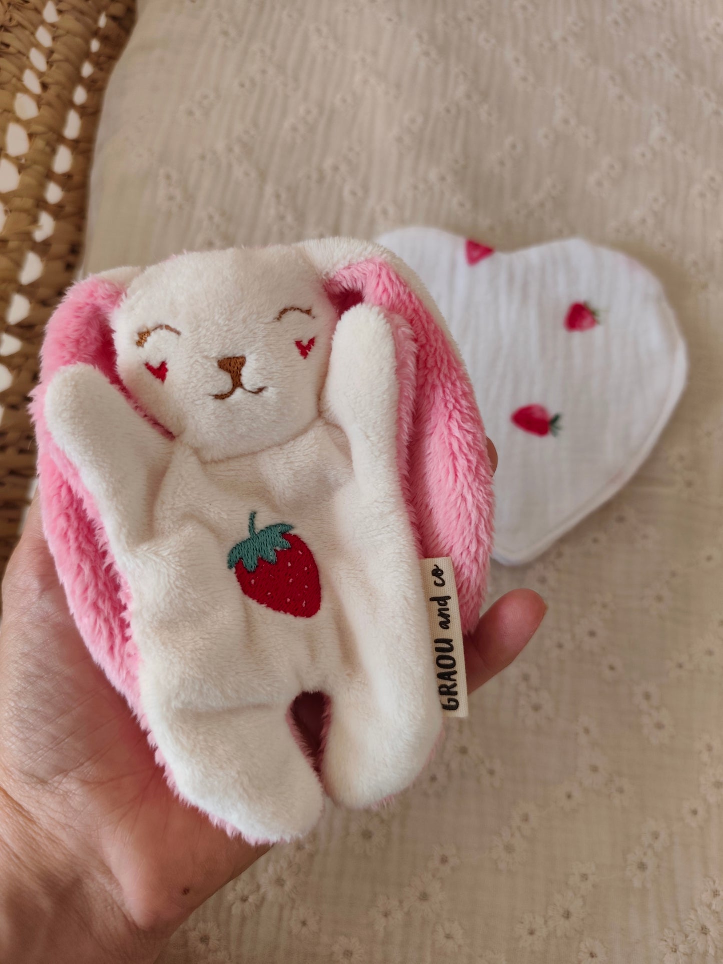 Doudou RECONFORT lapin FRAISE