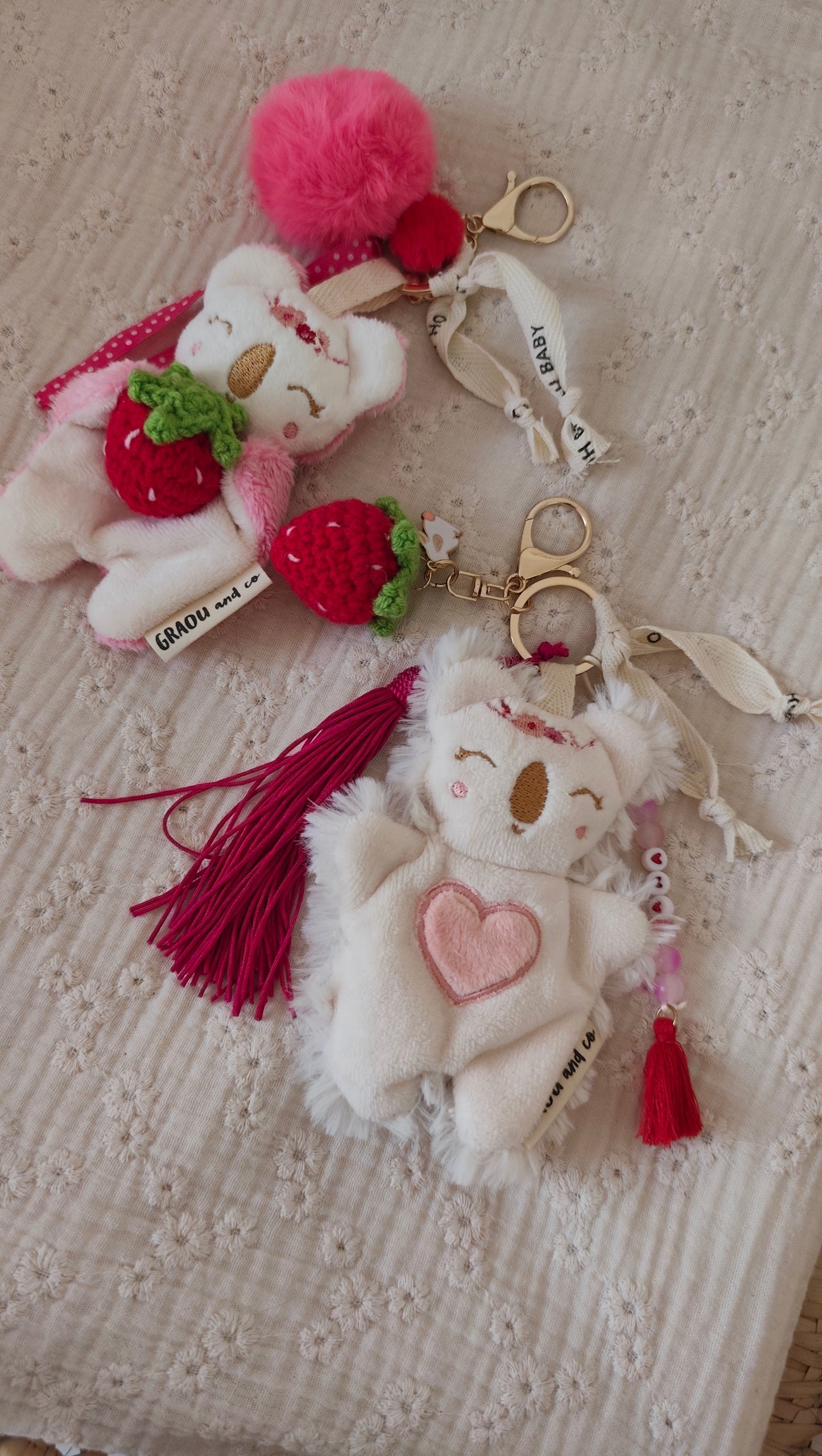 GRI-GRI porte clé koala FRAISE dans les bras