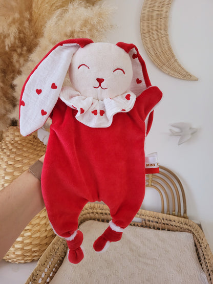 Doudou lapin coeurs rouges