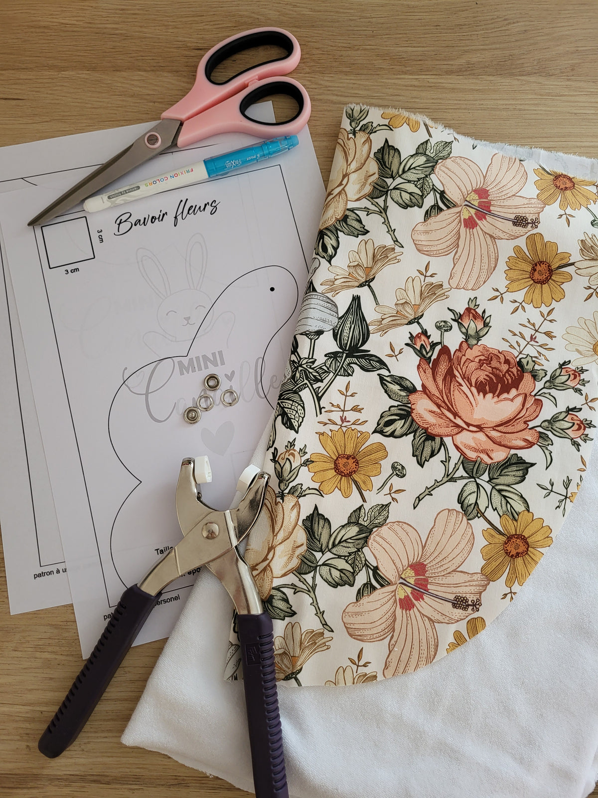 PATRON bavoir fleurs naissance à 6 mois bébé