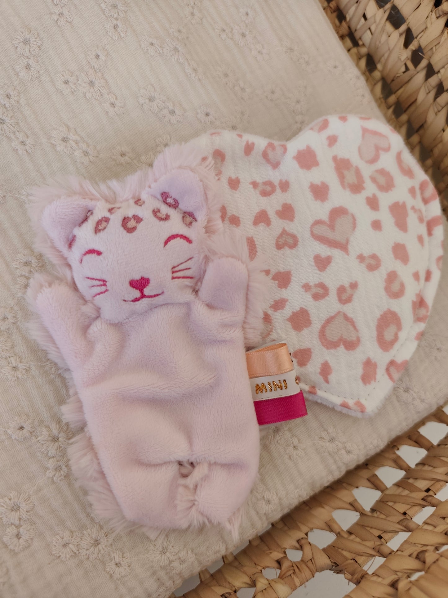 Doudou RECONFORT mini léopard rose