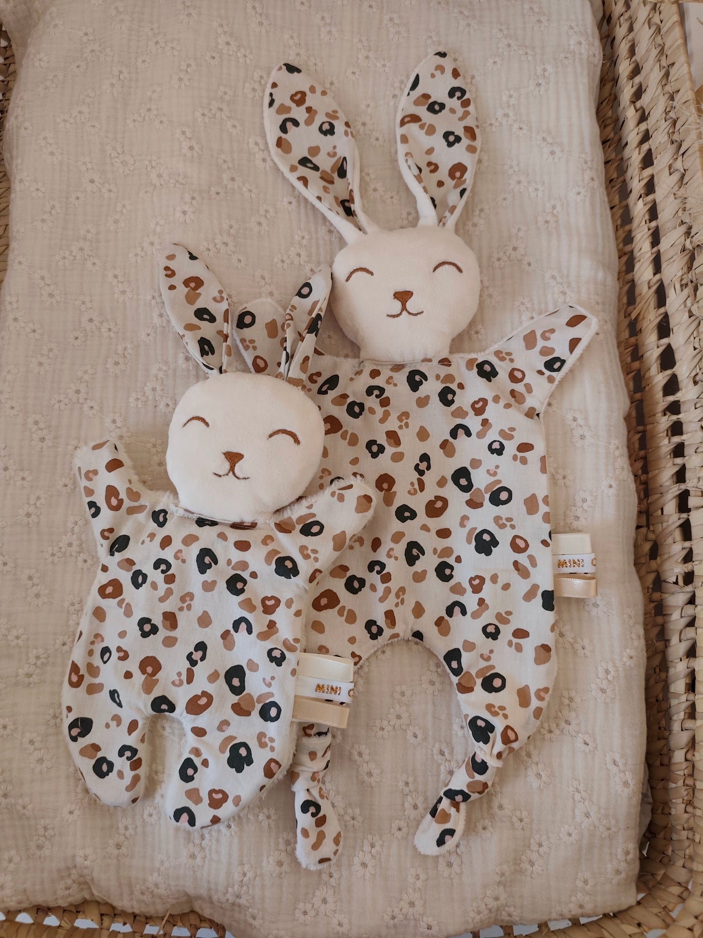 Mini doudou lapin LEOPARD marron