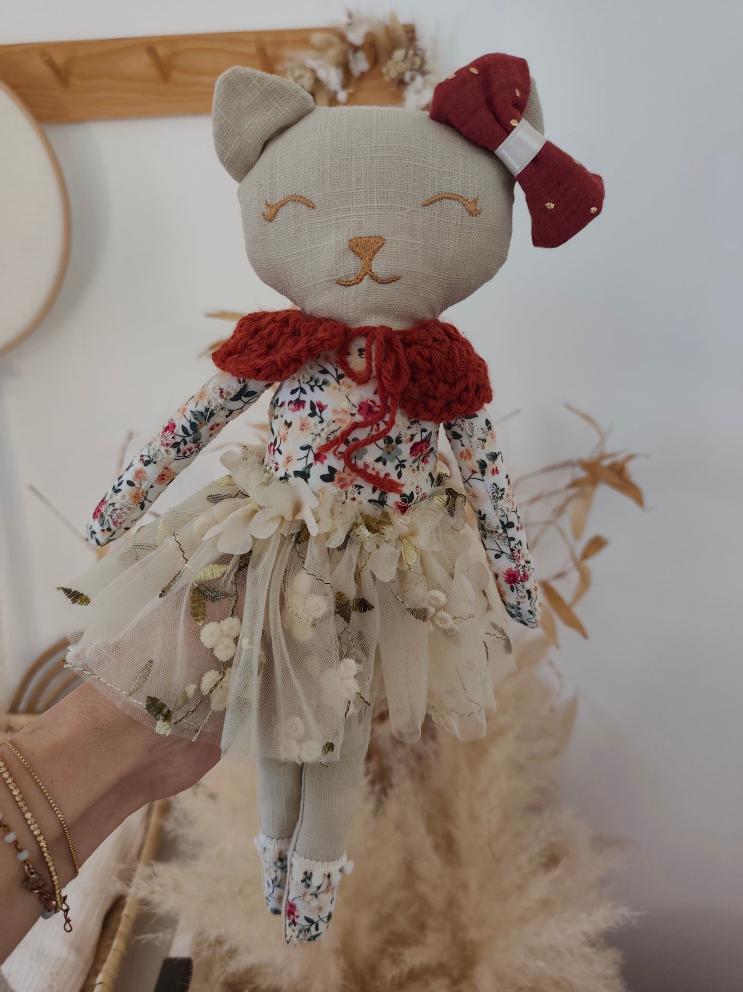 Poupée chat fleuri brodé