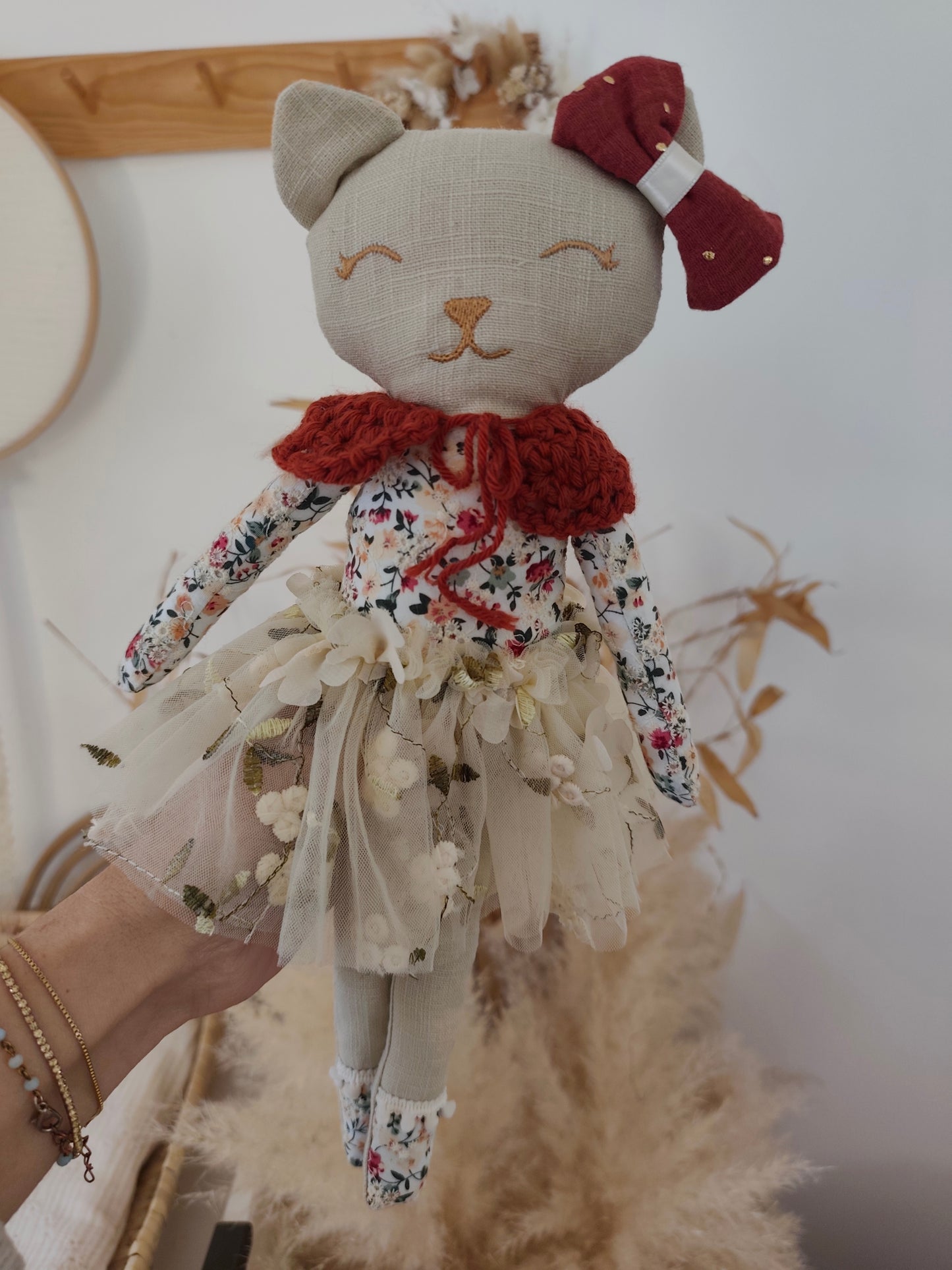 Poupée chat fleuri brodé