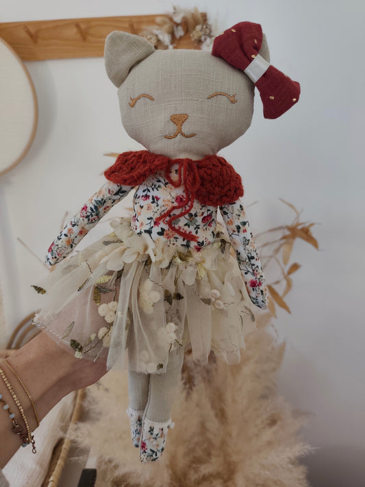 Poupée chat fleuri brodé