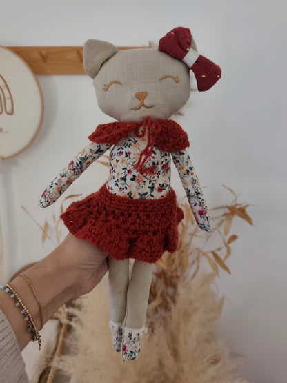 Poupée chat fleuri brodé