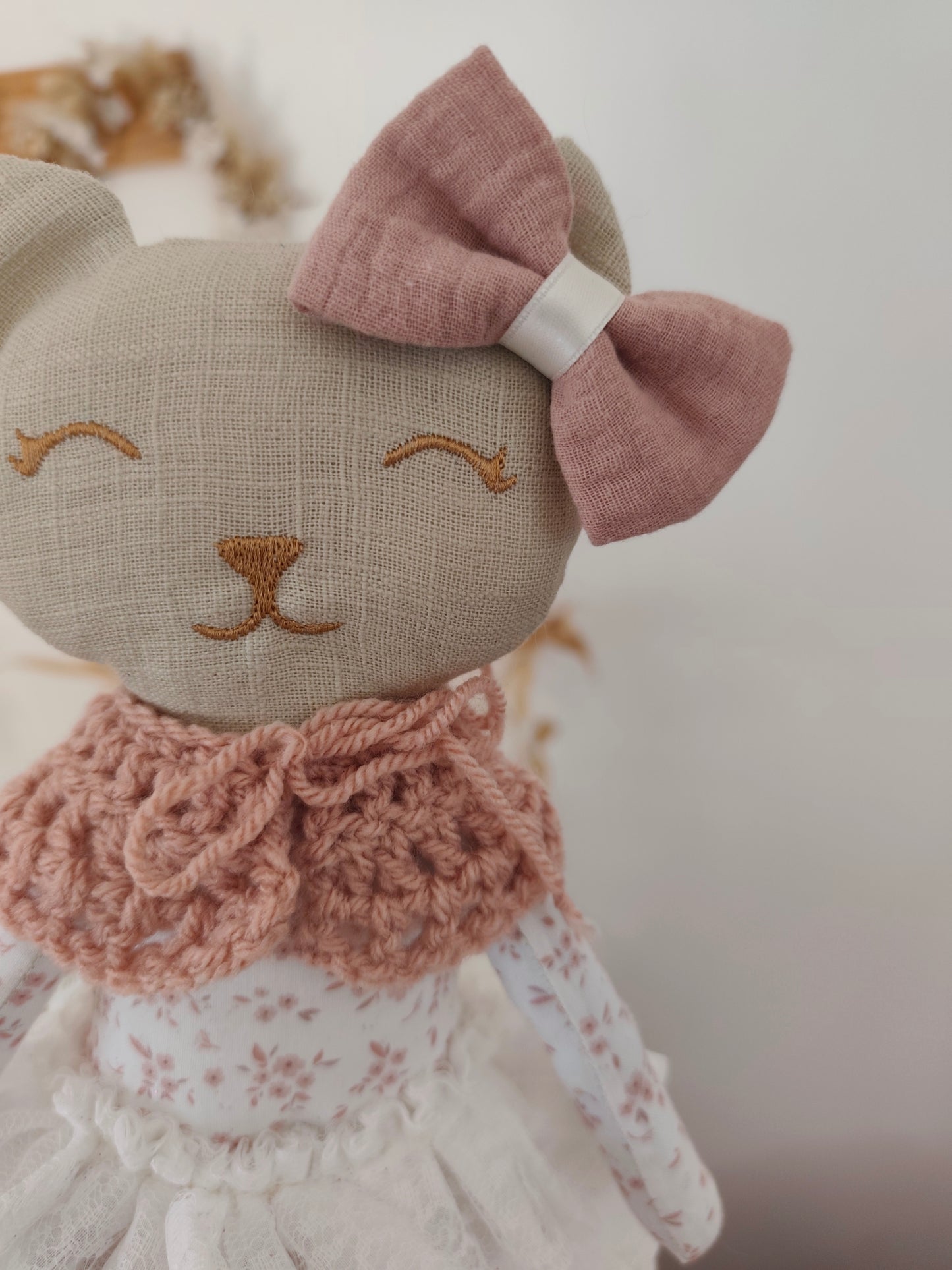 Poupée chat fleuri vieux rose