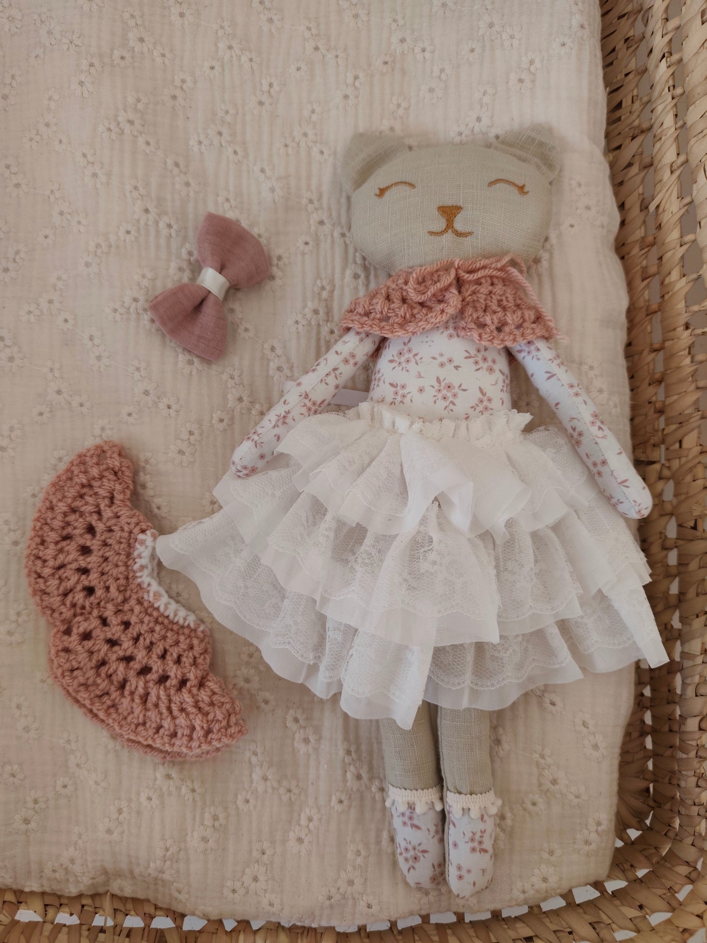 Poupée chat fleuri vieux rose