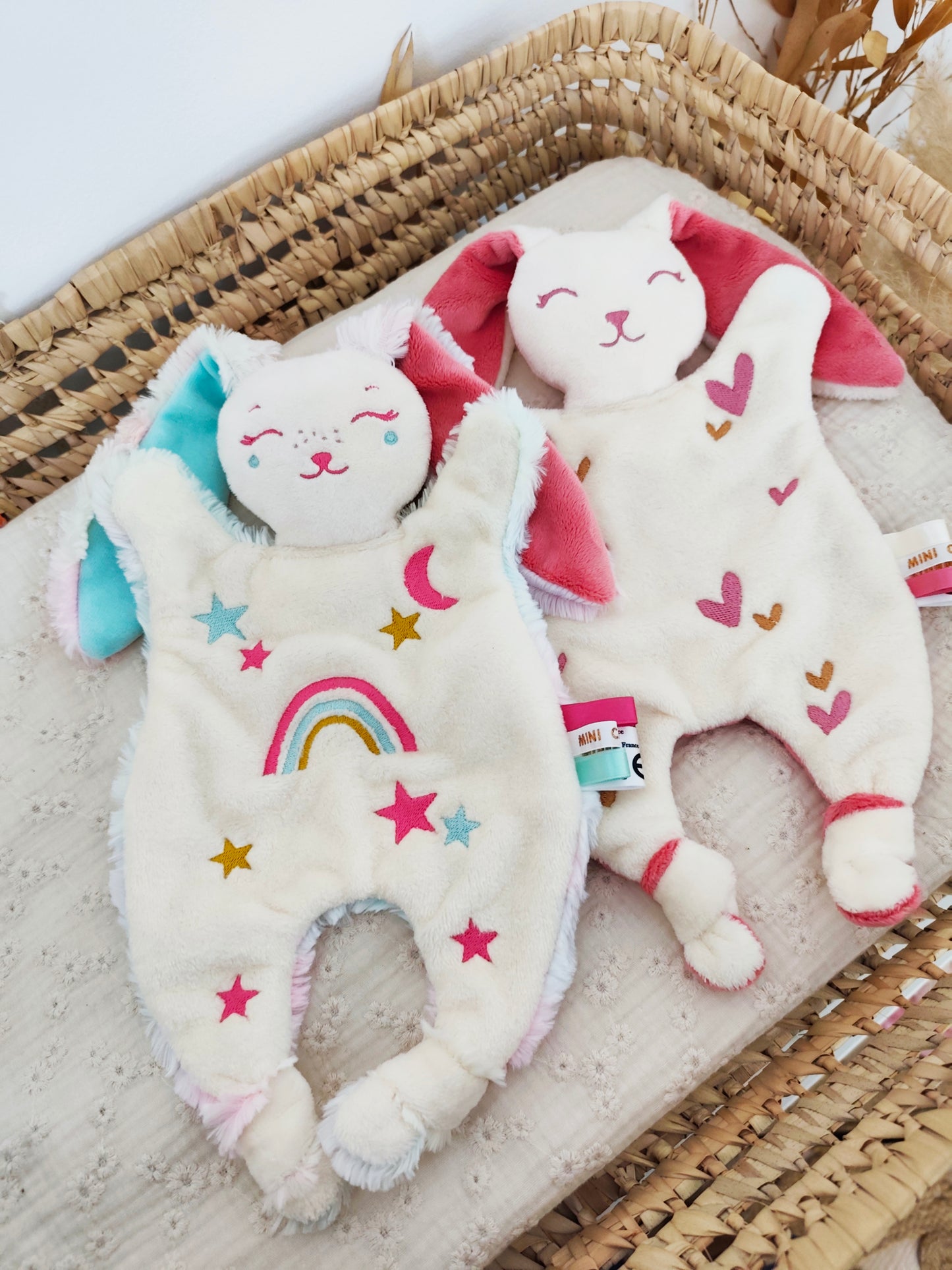 Doudou lapin COEURS BRODES