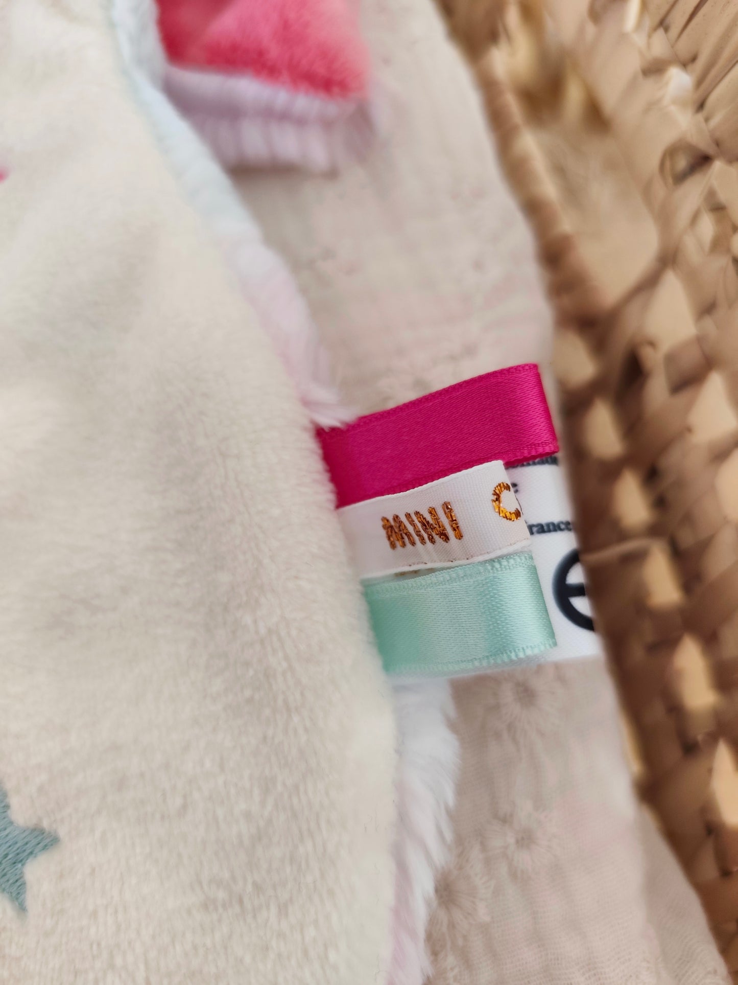 Doudou lapin ARC EN CIEL BRODE rose