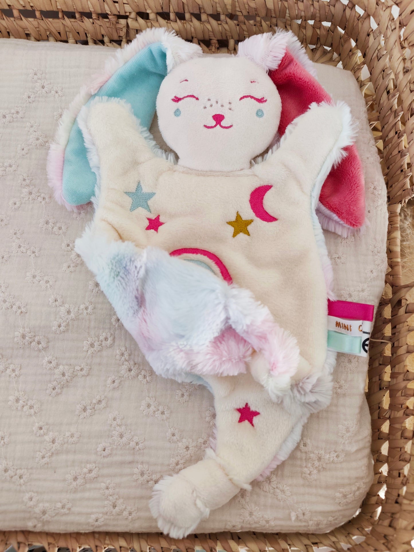 Doudou lapin ARC EN CIEL BRODE rose
