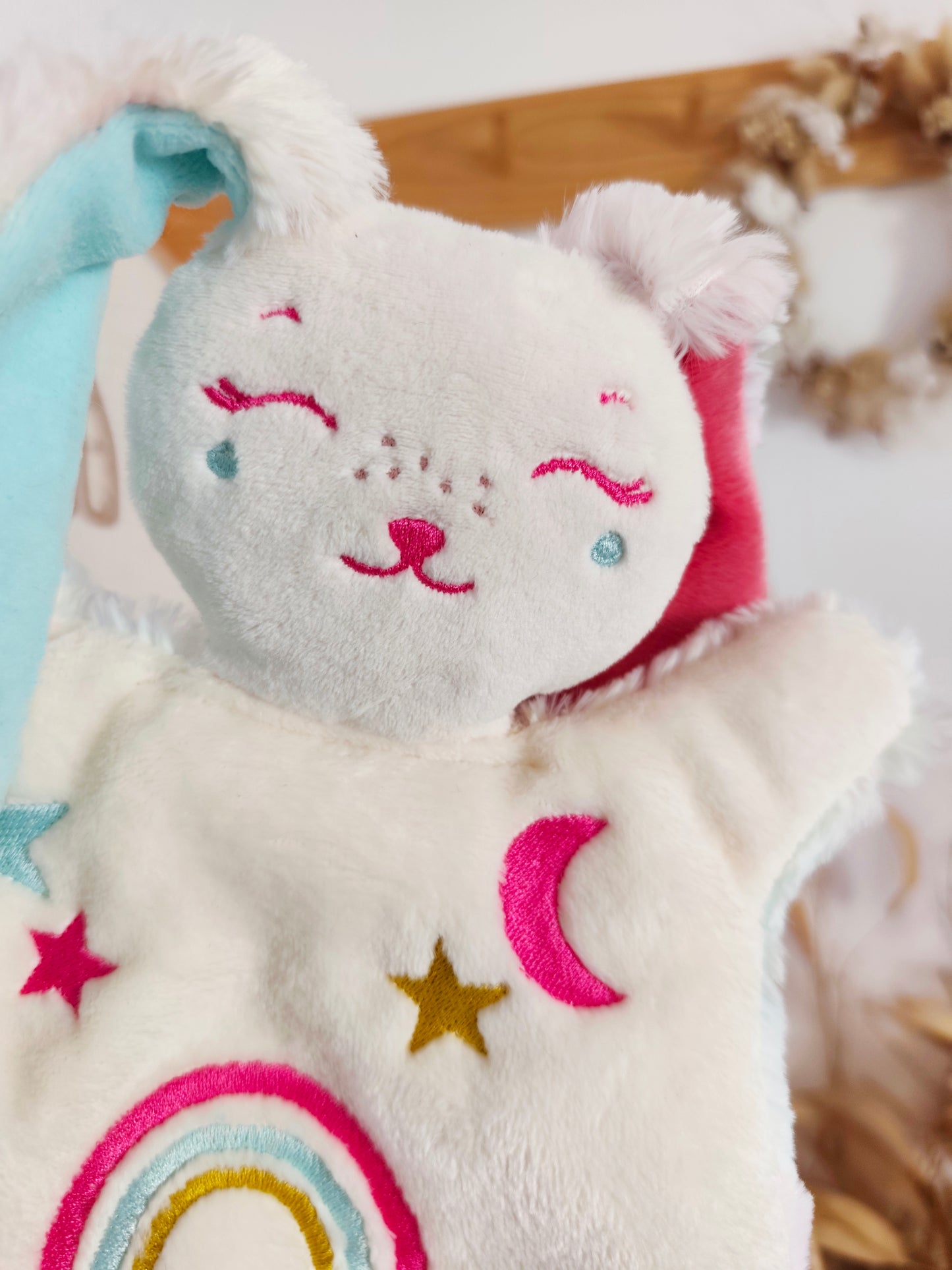 Doudou lapin ARC EN CIEL BRODE rose