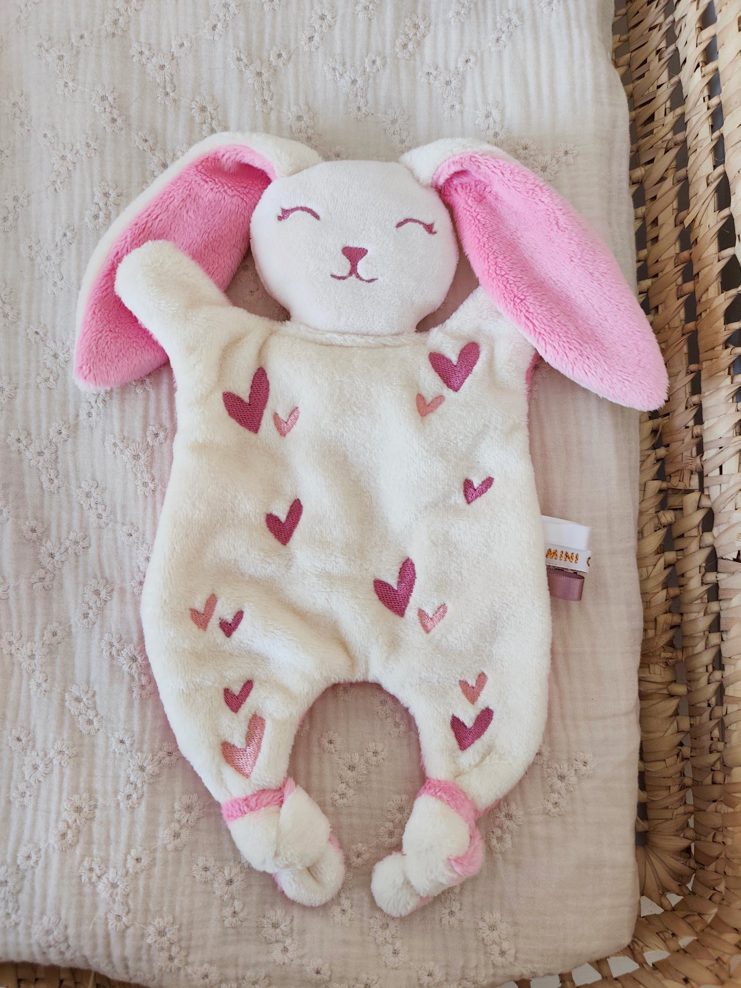 Doudou lapin COEURS BRODES