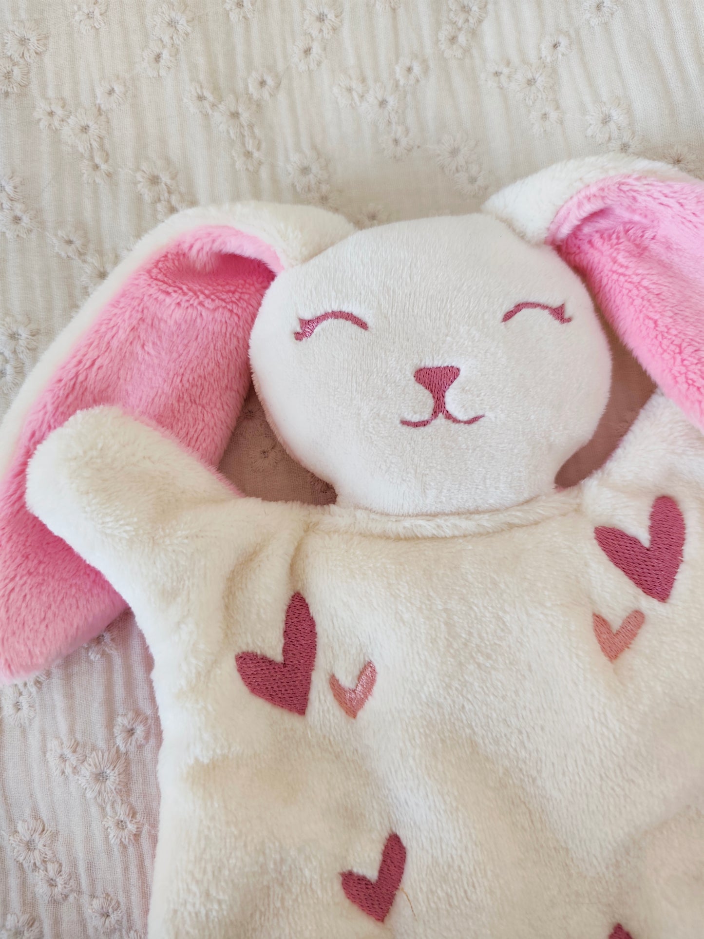 Doudou lapin COEURS BRODES