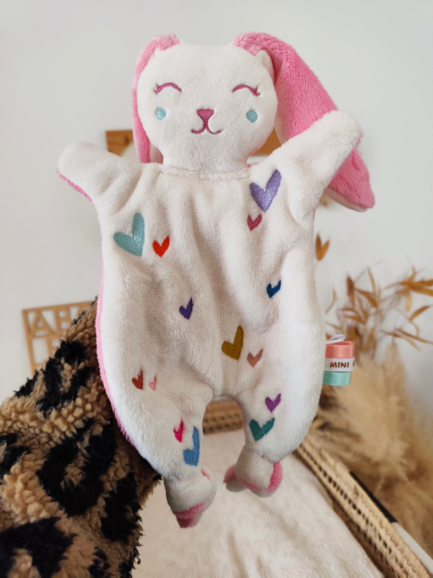 Doudou lapin COEURS BRODES colorful