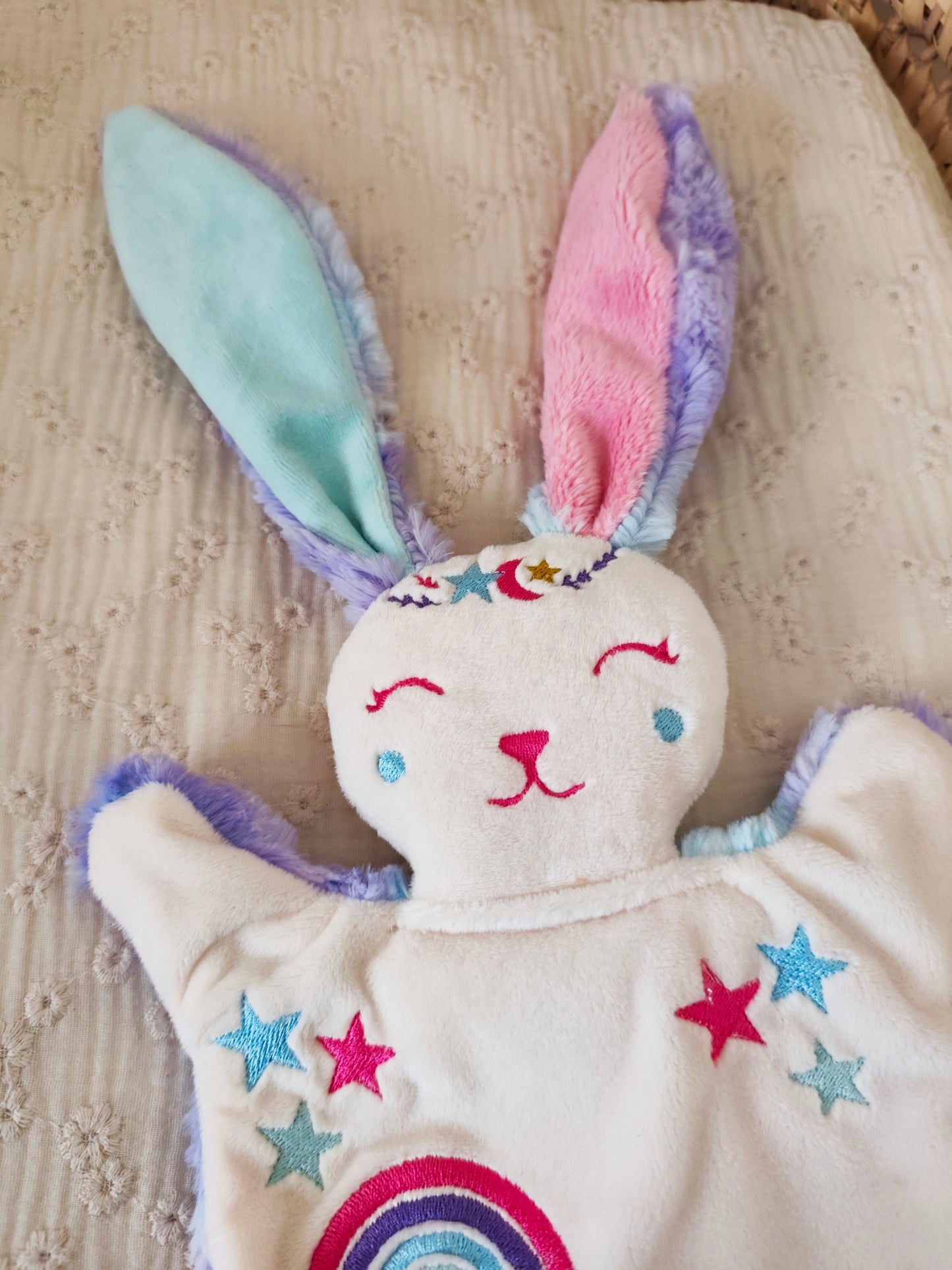 Doudou lapin ARC EN CIEL BRODE rose et violet