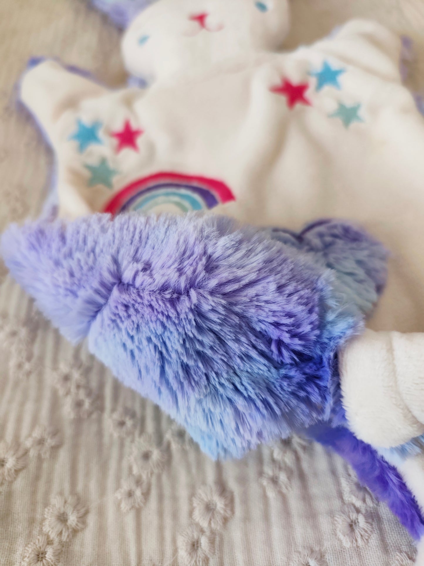 Doudou lapin ARC EN CIEL BRODE rose et violet