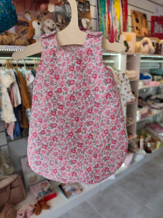 Gigoteuse fleurie rose pour poupée peluche 45 cm