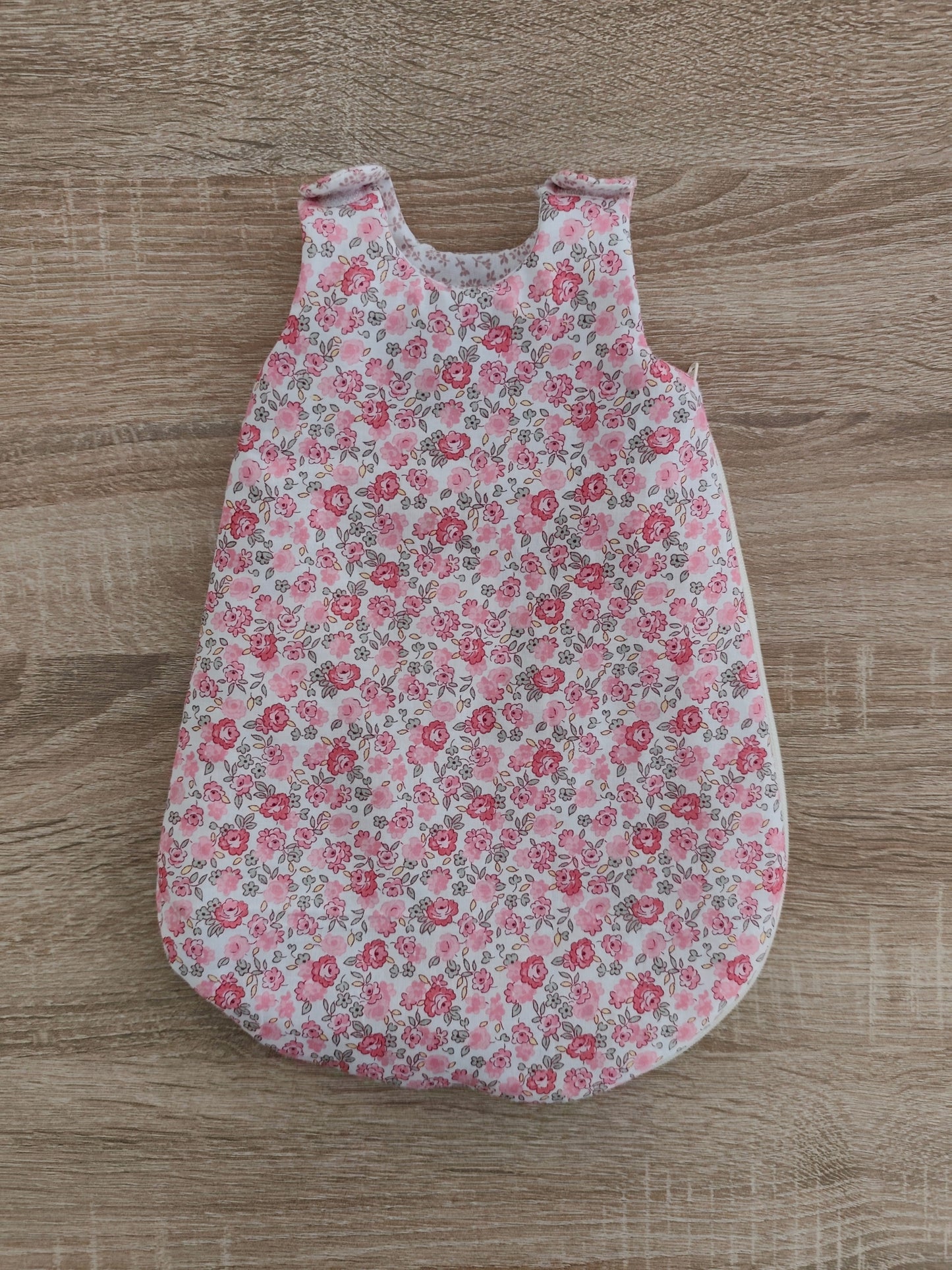 Gigoteuse fleurie rose pour poupée peluche 45 cm
