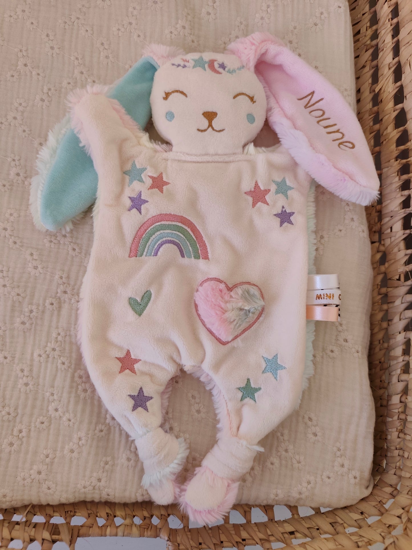 Doudou lapin ARC EN CIEL BRODE pastel