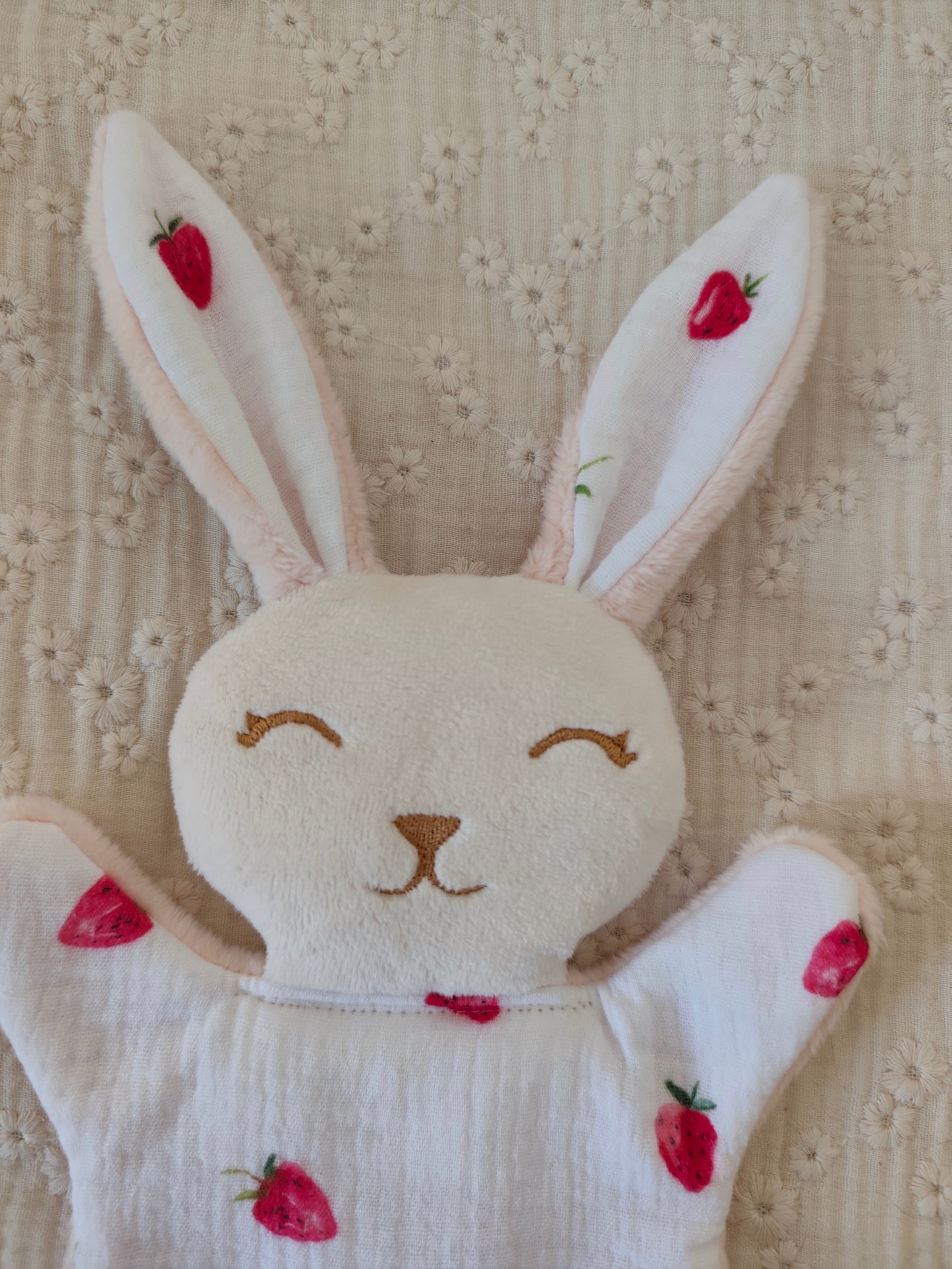 Mini doudou lapin FRAISES
