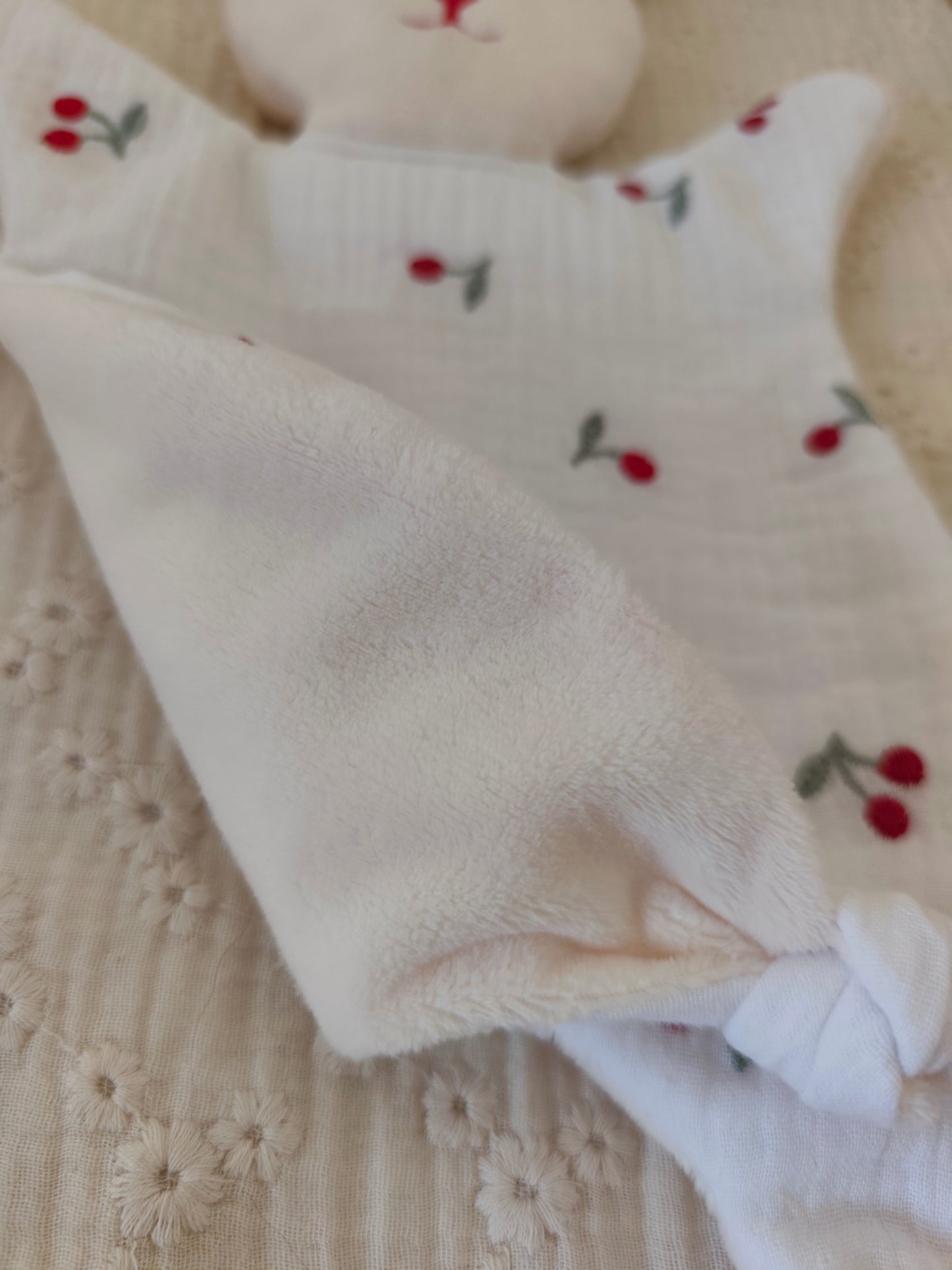 Grand doudou lapin CERISES rouges