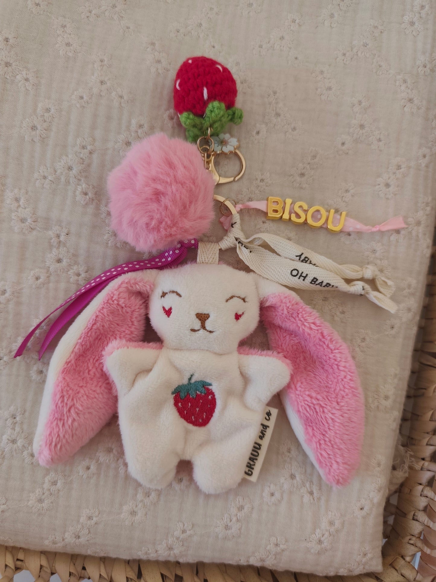 GRI-GRI porte clé lapin FRAISE