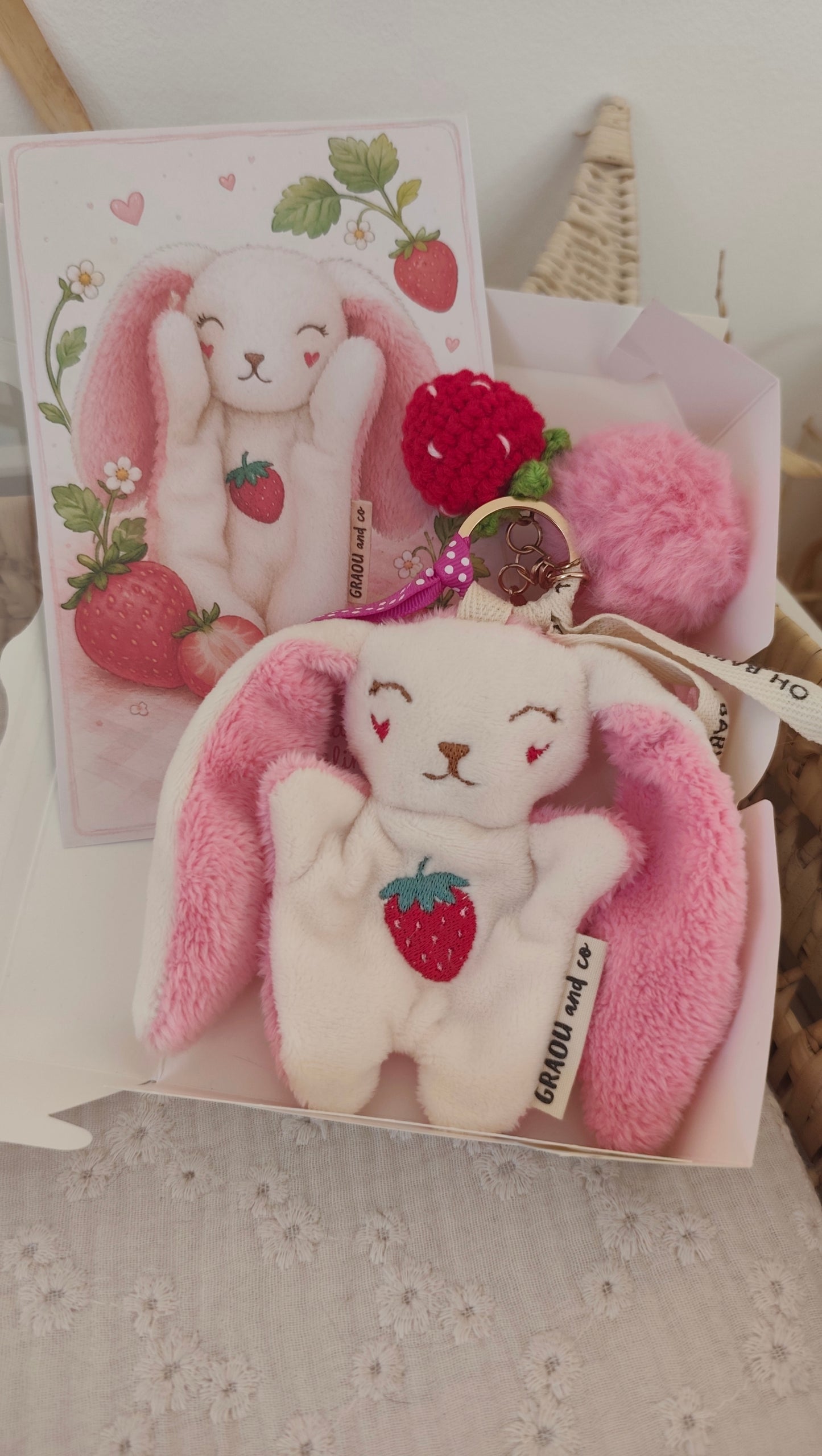 GRI-GRI porte clé lapin FRAISE