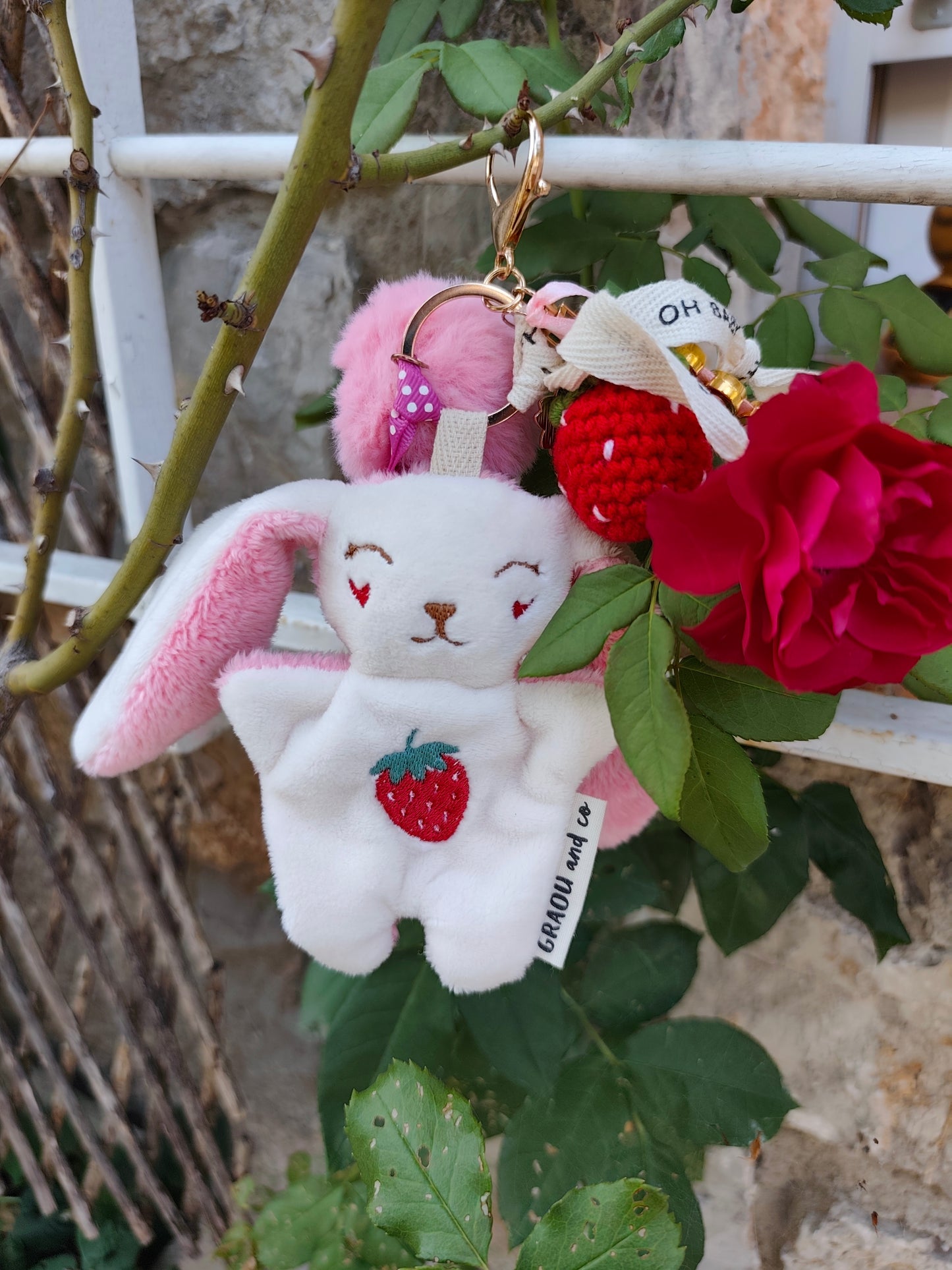 GRI-GRI porte clé lapin FRAISE
