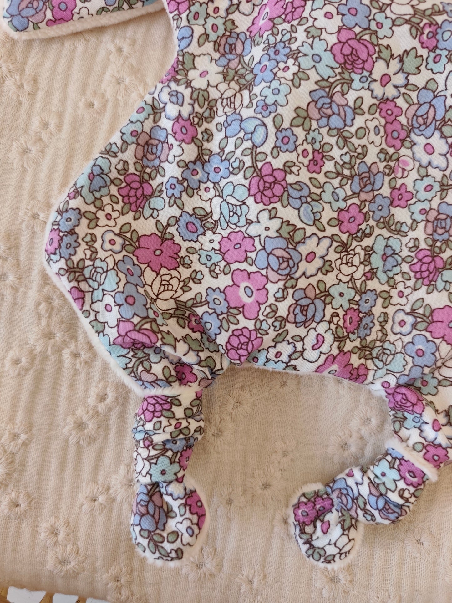 Mini doudou lapin FLEUR PARME