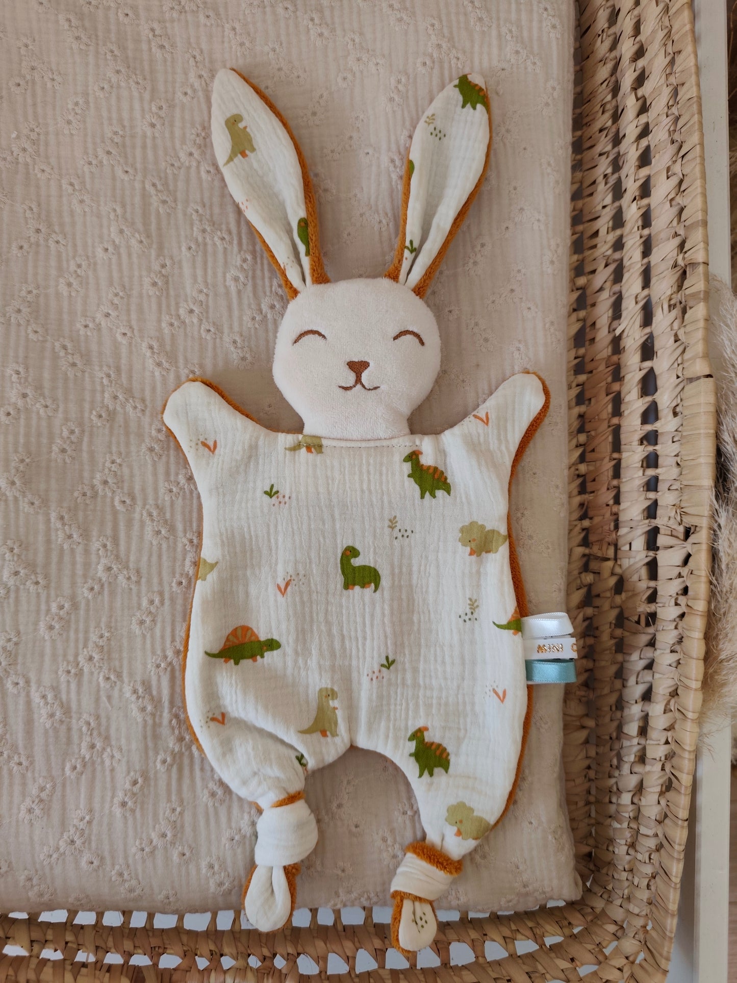 Grand doudou lapin DINOSAURE orange et vert