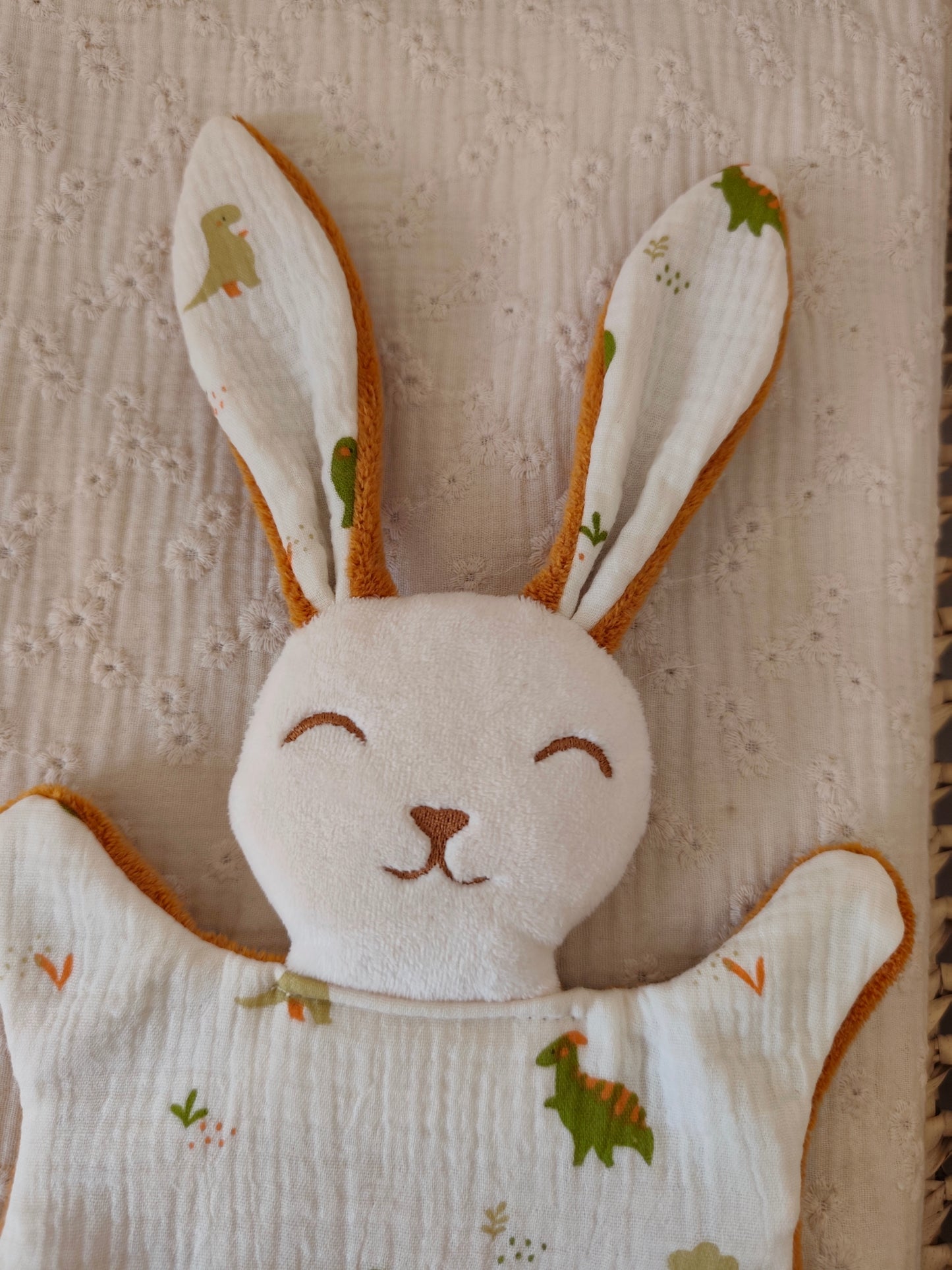 Grand doudou lapin DINOSAURE orange et vert