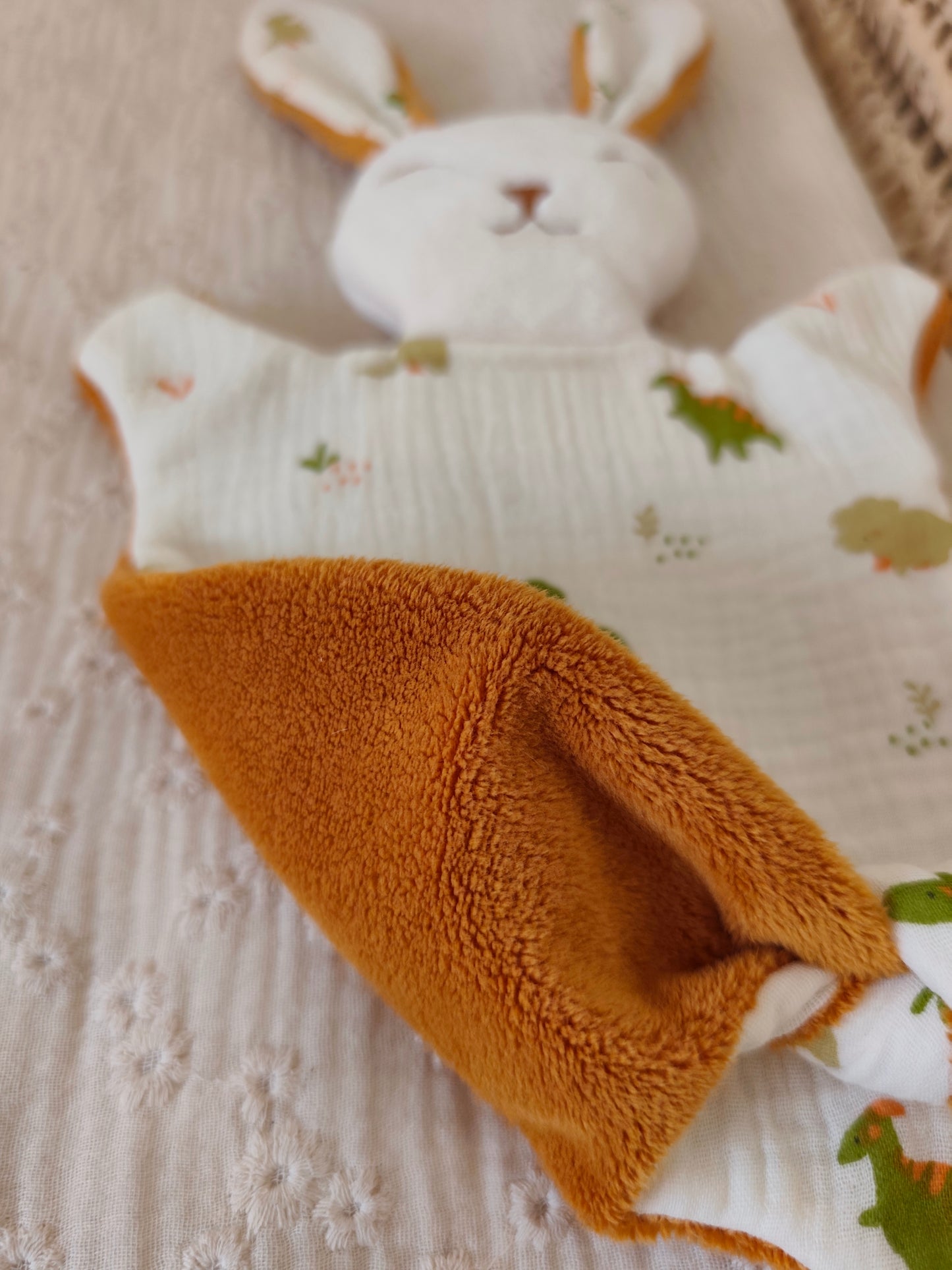 Grand doudou lapin DINOSAURE orange et vert