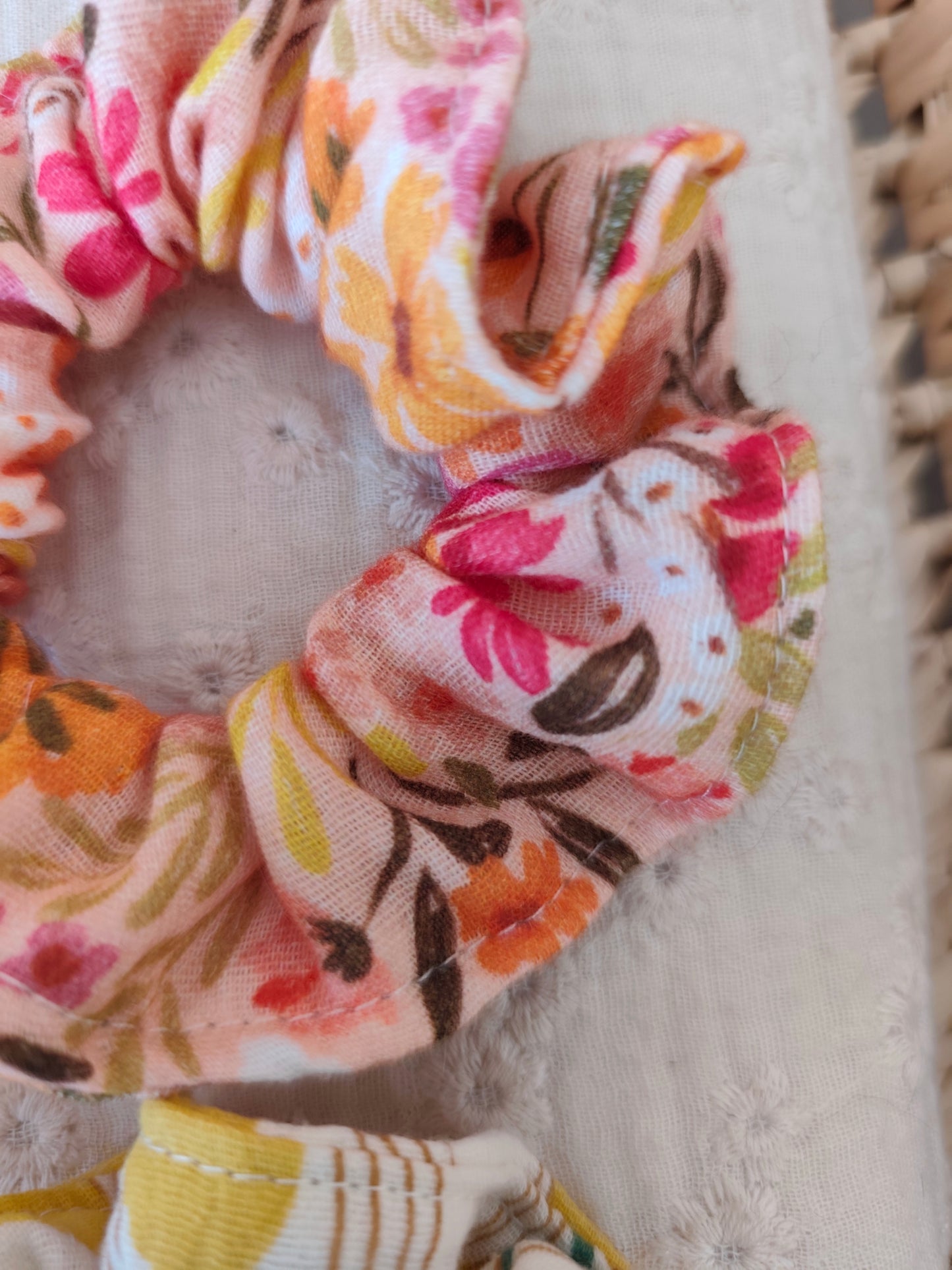 Chouchou FLEURI élastique pour cheveux / Femme et Fille