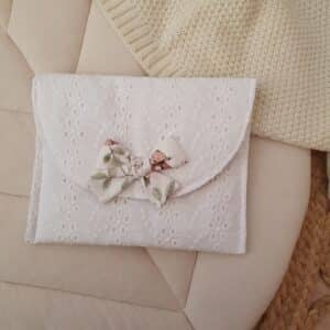 Pochette broderie anglaise OURS