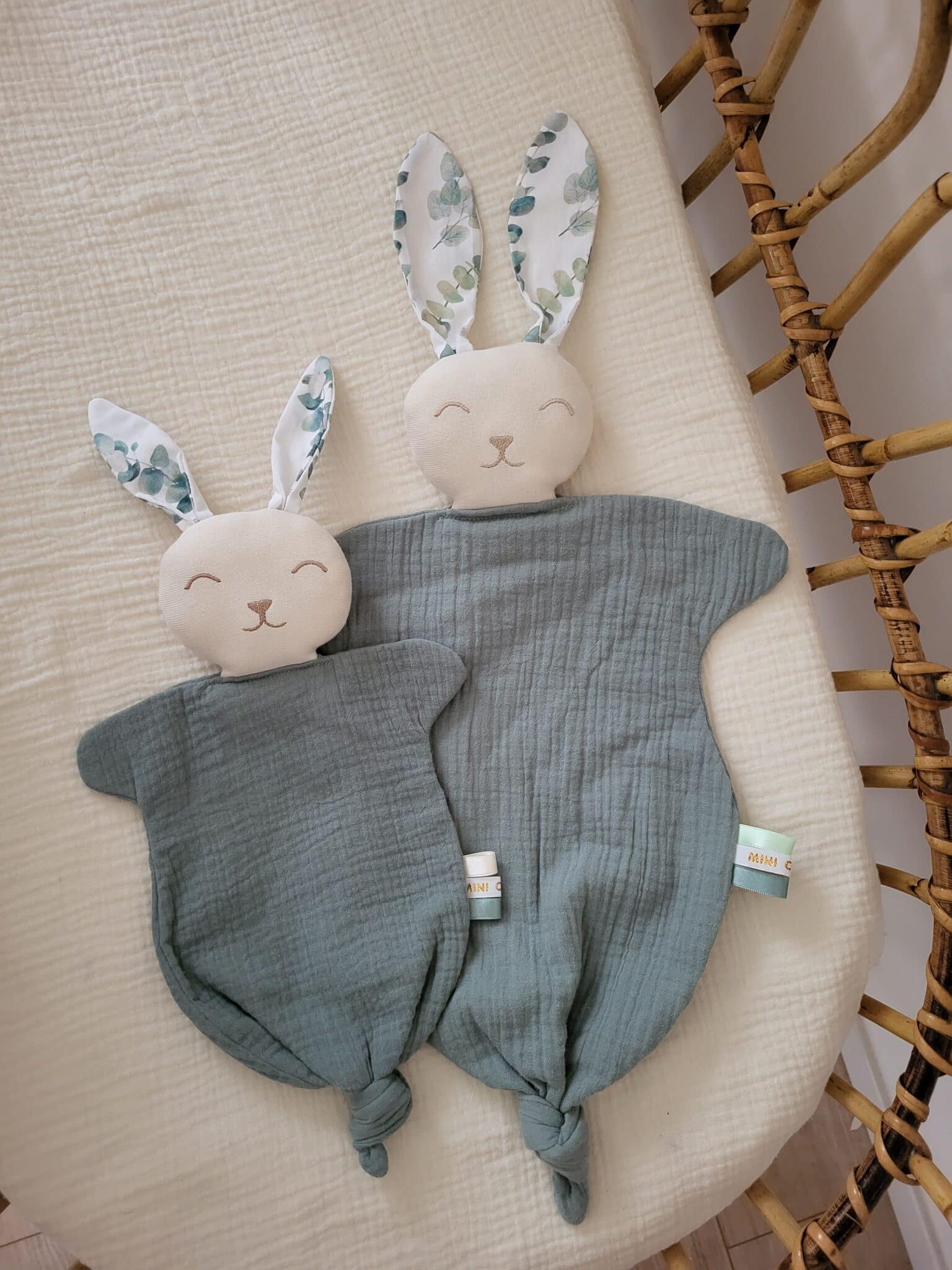 Doudou bébé personnalisé : oreille eucalyptus en coton biologique