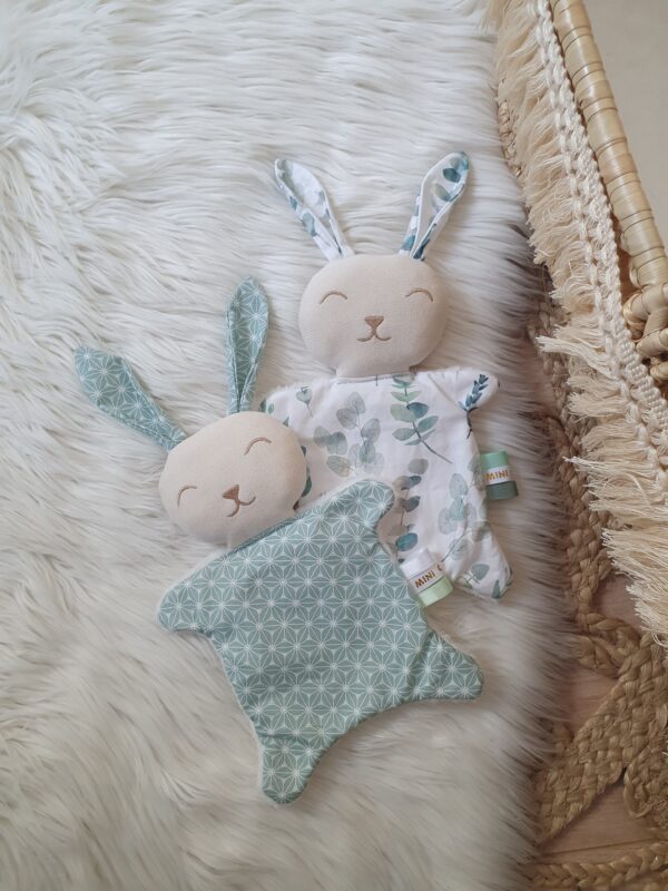 doudou lapin garçon bleu vert mint et feuillage aucalyptus cadeau naissance original bébé fabriqué en france
