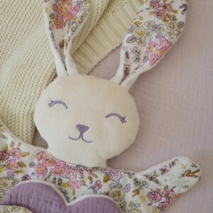 Doudou lapin MAMAN & MOI parme fleuri