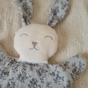 Doudou lapin FLEURI GRIS (grand modèle)