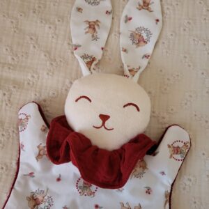 Doudou lapin KANGOUROU bordeaux