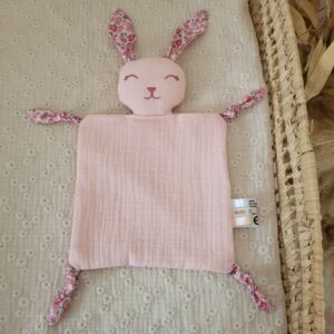 Doudou LAPIN carré lange FLEURI ROSE