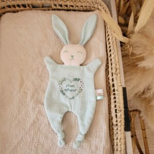 Doudou lapin MON AMOUR vert d’eau cœur fleuri brodé
