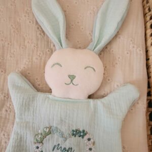 Doudou lapin MON AMOUR vert d’eau cœur fleuri brodé