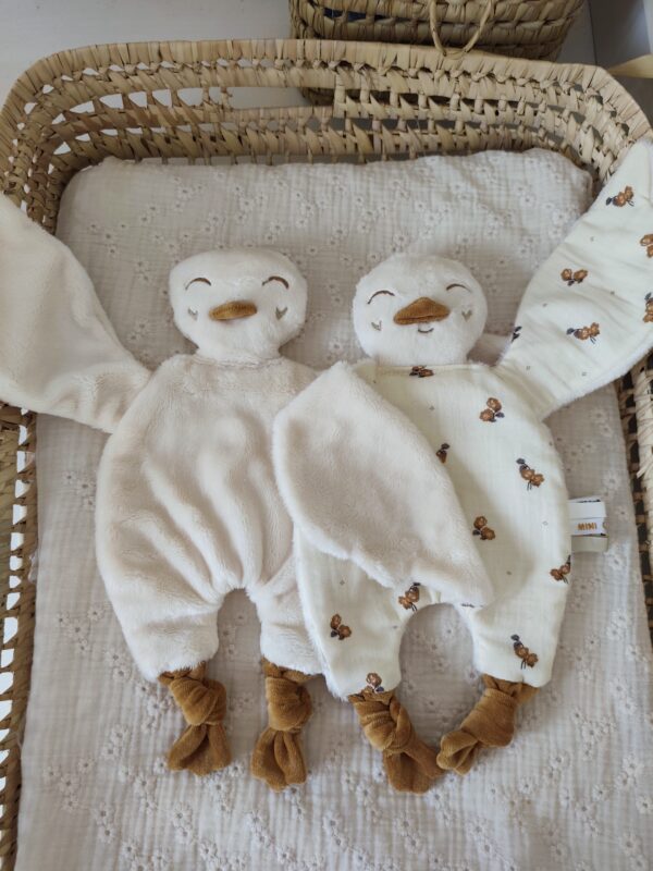 Doudou oie FLEURI (grand modèle) avec ailes – Image 3